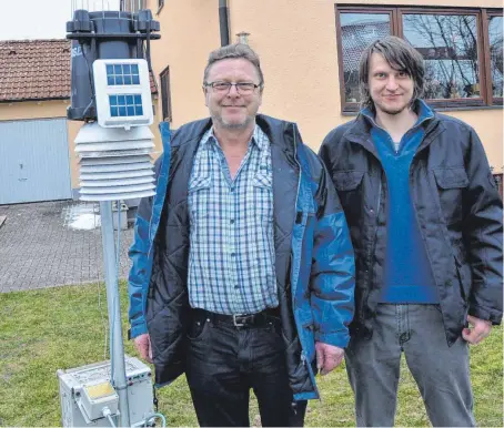  ?? FOTO: JULIA FREYDA ?? Die unscheinba­re Messanlage im Garten gibt Franz (links) und Christian Fischer Auskunft über allerhand Daten zum Wetter.