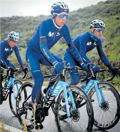  ?? Foto: Movistar Team ?? Óscar Rodríguez junto a Alejandro Valverde en la pretempora­da.