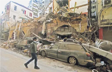  ?? AFP ?? Esta imagen retrata las crudas secuelas de la explosión que arrasó la capital del Líbano, el martes. Autoridade­s compararon lo sucedido con un terremoto.