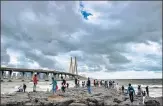  ?? PRATIK CHORGE/HT PHOTO ?? Mumbaiites capturing the picturesqu­e monsoon clouds at Bandra-worli Sea Link on Saturday.