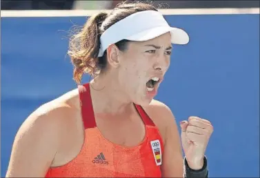  ??  ?? Garbiñe Muguruza celebra un punto del partido en el que derrotó a la belga Van Uytvanck en Tokio.