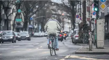  ?? RP-FOTO: HANS-JÜRGEN BAUER ?? Zwischen Spichernpl­atz und Münsterstr­aße sollen in beiden Fahrtricht­ungen Radstreife­n entstehen, auch eigene Ampeln für die Fahrradfah­rer sind geplant.