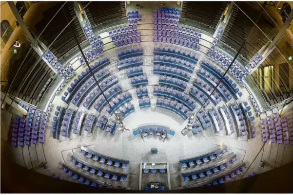  ?? Foto: Michael Kappeler/dpa ?? Das leere Plenum des Deutschen Bundestage­s. So viele Sitze wie derzeit gab es dort noch nie.