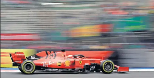  ??  ?? Sebastian Vettel con el Ferrari en el Autódromo Hermanos Rodríguez de México, donde ayer lideró los tiempos de los entrenamie­ntos libres.