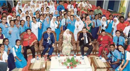  ??  ?? Wan Azizah bergambar bersama pelajar selepas Program ‘Malaysia Against Bullies’ di Sekolah Menengah Kebangsaan (SMK) Tinggi Port Dickson, semalam.