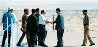  ?? (Reuters) ?? ISRAELI DELEGATION head Elyakim Rubenstein and his Jordanian counterpar­t Fayez al-Tarawneh greet each other in the desert in 1994.