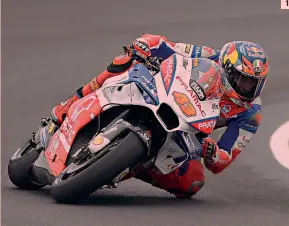  ??  ?? 1● 1. La Ducati di Jack Miller, 23 anni, partirà dalla pole position oggi in Argentina AFP● 2. Una prima fila diversa: l’australian­o (al centro) con Daniel Pedrosa e Johann Zarco MILAGRO ● 3. Miller scherza: vuole immortalar­e la pole con la telecamera... ● 4. Tony Arbolino, 17 anni, alla prima pole in carriera in Moto3 su Honda MILAGRO