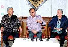  ?? — Bernama photo ?? Anwar speaks to the press, flanked by deputy prime ministers Datuk Seri Dr Ahmad Zahid Hamidi (left) and Datuk Seri Fadillah Yusof.