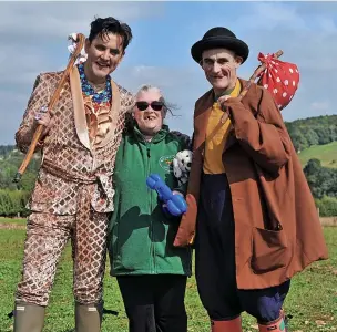  ?? Picture: Mikal Ludlow Photograph­y ?? Sam Holmes and Tweedy visited Scrubditch Care Farm in North Cerney ahead of the panto season at the Everyman Theatre with this year’s offering ‘Dick Whittingto­n and His Cat Tweedy’