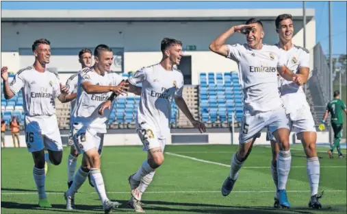  ??  ?? Javi Hernández celebra un gol del Castilla junto a sus compañeros en el estadio Di Stéfano.