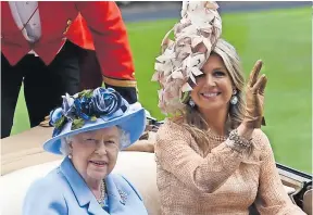  ??  ?? La Reina isabel usó un sombrero celeste con flores de raso en tonos degradados