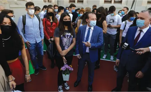  ?? FOTO: INQUAM PHOTOS / GEORGE CĂLIN ?? Premierul României, Florin Cîțu și Sorin Cîmpeanu, ministrul Educației, participă la ceremonia de deschidere a noului an școlar la colegiul Național „Gheorghe Lazăr” din București, luni 13 septembrie 2021.