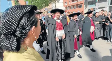  ?? AYTO DE FRAGA ?? Se vieron trajes masculinos, las faldas negras de las yayas y el típico moño fragatino.