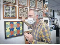  ??  ?? Juan Manuel Anguas muestra las técnicas de la pintura cerámica.