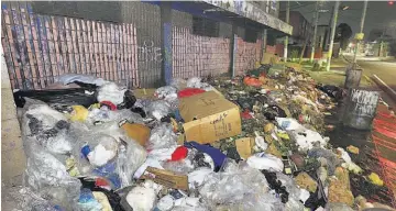  ??  ?? Acumulada. En varios puntos de la capital la basura se acumuló por la falta de recolecció­n.