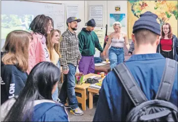  ??  ?? Students at Interagenc­y at Queen Anne gather around the school lounge before school ends. Students meet regularly with a counselor and participat­e in daily group support meetings designed like Alcoholics Anonymous. HEIdI dE MaRCO/KHN