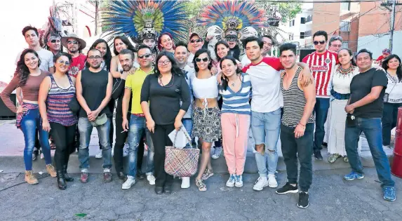  ??  ?? La compañia de teatro Tepito Arte-Acá es parte de un movimiento cultural surgido en la década de los 70 en las calles del barrio bravo, suelen presentar obras en vecindades y callejones de la zona.