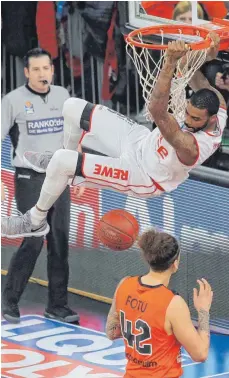  ?? FOTO: IMAGO/EIBNER ?? In dieser Szene haben sich die Ulmer zum Gespött von Basketball­Deutschlan­d gemacht: Dorell Wright stopft den Ball in den Korb, neben Per Günther (links) und Isaac Fotu halten zwei weitere Spieler sicheren Abstand.