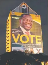  ?? − Associated Press: Tsvangiray­i Mukwazhi ?? Les nouvelles politiques du dauphin de Robert Mugabe ne son peut-être pas étrangères aux élections à venir en juillet. Son affiche recouvre actuelleme­nt le quartier général du parti Zanu PF.