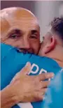  ??  ?? Grazie amico mio Ma era l’ultima? L’abbraccio fra il tecnico del Napoli, Spalletti, e Petagna alla fine della gara