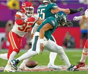  ?? ?? ¿CULPA? Los Eagles pudieron ponerse hasta 14 puntos arriba de Kansas City, pero un fumble de Hurts permitió el empate.