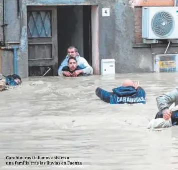  ?? ?? Carabinero­s italianos asisten a una familia tras las lluvias en Faenza