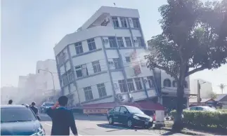  ?? ?? ❲ En esta imagen tomada de un video de TVBS se ve el colapso parcial de un edificio en Hualien, Taiwán.