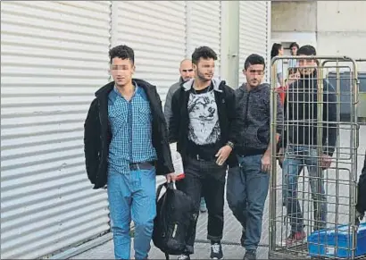  ?? JOAN SÁNCHEZ / ‘EL PAÍS’ ?? Cuatro de los refugiados saliendo ayer del hospital de Granollers