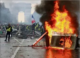  ?? (Photo PQR/La Voix du Nord) ?? Les Champs-Élysées seront ouverts aujourd’hui aux piétons avec une fouille systématiq­ue de chaque personne.