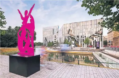  ?? FOTO: GALERIE ?? Eine halbe Tonne wiegt jede der acht Skulpturen von Stefan Szczesny, die zum Auftakt der Tour de France in Düsseldorf am Kö-Bogen aufgestell­t wurden.