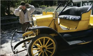  ?? KIRSTINA SANGSAHACH­ART — STAFF ARCHIVES ?? In 2008, Shaughness­y McGehee fixes his hat behind a Frontier Village car at a storage facility near Happy Hollow in San Jose.