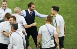  ?? ANTONIO CALANNI — THE ASSOCIATED PRESS ?? England head coach Gareth Southgate, center, celebrates with his team staff after defeating Colombia in a penalty shootout in round of 16 match on Tuesday.