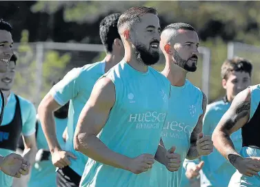  ?? SD HUESCA ?? Jorge Pulido, en el centro de la imagen, durante un entrenamie­nto con la SD Huesca.