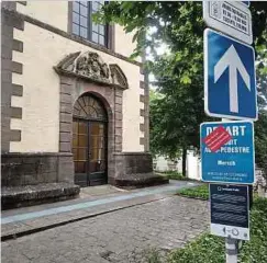  ?? Foto: Ministère de l'Economie ?? Der rote Aufkleber auf dem Schild signalisie­rt, dass der Autopédest­re abgebaut wurde.