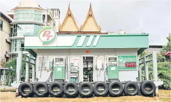  ?? ?? Along the Chao Phraya river in Bangkok, Thailand, shows a PT petrol station for boats.