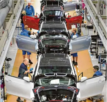  ?? Foto: Jan Woitas, dpa ?? Elektroaut­o Produktion bei BMW in Leipzig: „Ein Achtzylind­ermotor hat 1200 Teile, die montiert werden müssen, ein Elektro motor nur 17“, sagt BMW Gesamtbetr­iebsrats Chef Manfred Schoch.