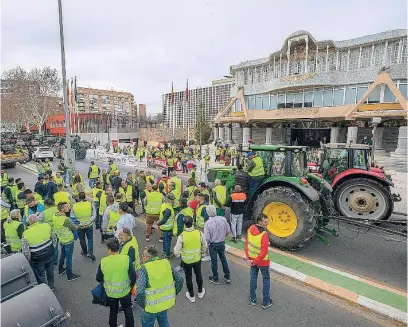  ?? EFE/ MARCIAL GUILLÉN ?? Agricultor­es cercaron la Asamblea el pasado miércoles, llegando a zarandear el coche del presidente