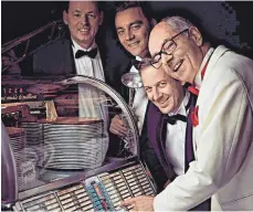  ?? FOTO: VERANSTALT­ER ?? Werfen die Jukebox an: Die Mitglieder des Glenn-Miller-Orchestras spielen in Überlingen.