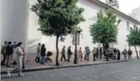  ??  ?? ▼ Colas de devotos a las puertas de la Concepción.
