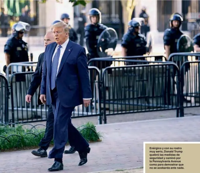  ??  ?? Enérgico y con su rostro muy serio, Donald Trump quebró las medidas de seguridad y caminó por la Pennsylvan­ia Avenue como para demostrar que no se acobarda ante nada.