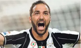  ?? FOTO AFP ?? Gonzalo Higuaín grita su primer gol oficial con la Juventus.