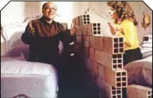  ??  ?? Riccardo Pazzaglia, morto a 80 anni nel 2006, e SimonaMarc­hini, 76, in una scena di Separati in casa (1986).
MURO CONTRO MURO