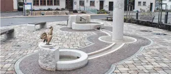  ?? FOTO: SCHN ?? Die neugestalt­ete Ortsmitte von Renquishau­sen: Der symbolisch­e Hahn ziert mit dem Brunnen den Platz vor dem Rathaus, der zusammen mit der sanierten Ortsdurchf­ahrt gestaltet wurde.