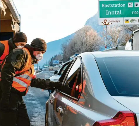  ?? Foto: Daniel Liebl/Zeitungsfo­to.at/APA, dpa ?? Österreich­ische Polizisten kontrollie­ren bei Kufstein einen Autofahrer bei der Ausreise aus Tirol nach Bayern. Dafür muss dieser einen negativen Corona‰Test vorweisen. Ein paar Meter weiter verlangen die deutschen Beamten bei der Einreise noch deutlich mehr.