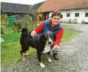  ?? Foto: Maria Heinrich ?? Daniela Stuhlenmil­ler wartet mit Hündin Lotta schon lange, dass die Grenzgänge­r bei ihr vorbeikomm­en.