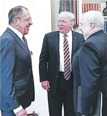  ?? FOTO: AFP ?? Trump con el ministro de Relaciones Exteriores ruso, Sergei Lavrov, y el embajador de Rusia ante Estados Unidos, Sergei Kislyak, en busca de mejorar los frágiles lazos entre ambos países.