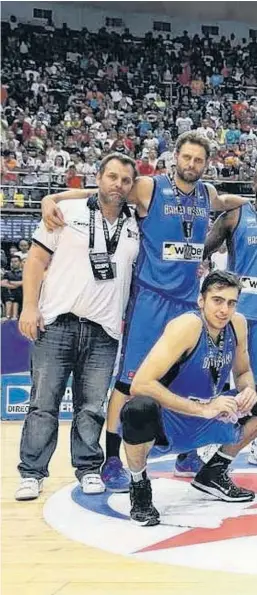  ??  ?? Para el recuerdo. El plantel de Bahía Basket posa con el trofeo tras el subcampeon­ato en la Liga de las Américas. El conjunto de nuestra ciudad dejó muy buena en Venezuela.