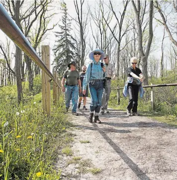  ?? TORSTAR FILE PHOTO ?? Members of the Ontario Headwaters Institute lead a hike at Short Hills Provincial Park in 2015 for local conservati­on partners aimed at educating participan­ts on the importance of the region's headwaters, wetlands, small streams and catchment areas. Conservati­on authoritie­s are sounding the alarm that changes to provincial legislatio­n could put those waters at risk.