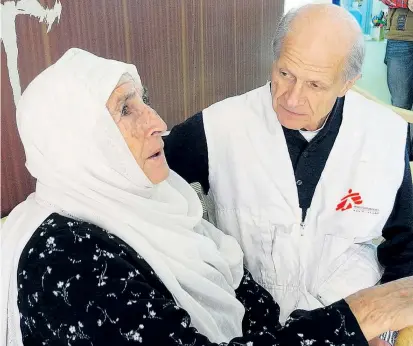  ??  ?? Klaus Täuber im Gespräch mit einer Patientin im Libanon, nahe der Grenze zu Syrien.