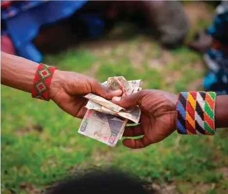  ?? FOTO: ØYSTEIN VENÅS SØRENSEN / STRØMMESTI­FTELSEN ?? I Naboisho, rett utenfor Masai Mara i Kenya, bistår Strømmesti­ftelsen Masai-kvinner i å organisere spare- og lånegruppe­r.